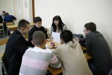 На занятии студенты работали в малых группах.